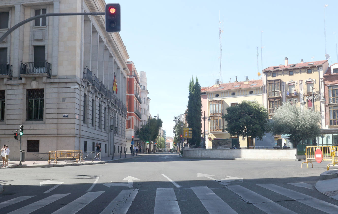 El sol y el intenso calor convierten las calles de Valladolid en un desierto. Los termómetros, que han alcanzado temperaturas de hasta 37 grados, son fieles testigos de la fuerza del verano.