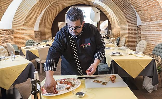 Jota Taboada prepara una ensalada de tomate. 