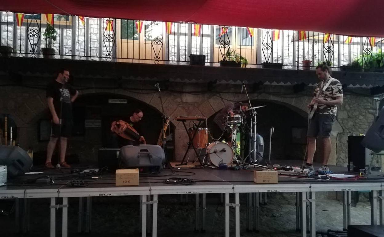 El grupo Tundra realizando una prueba de sonido antes de su actuación anoche en el Cuatro Caminos CUCA Festival.