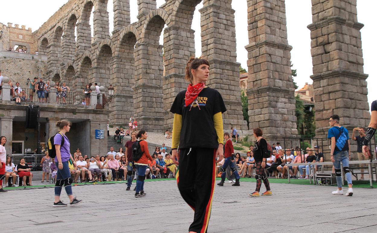 Partipantes en la performance 'PeepBox 350º', de la coreógrafa Mey-Ling Bisogno. 