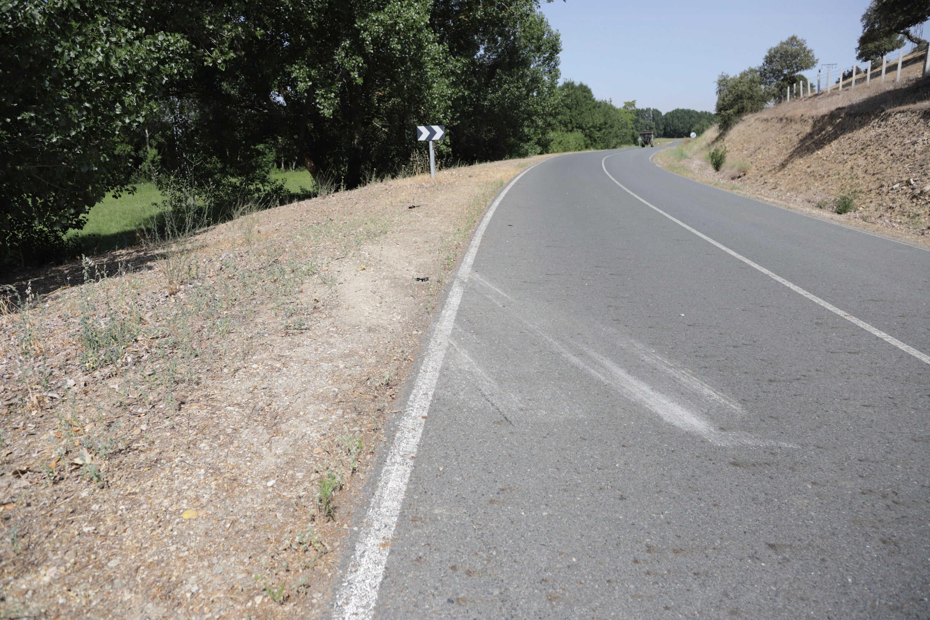 Cuatro jóvenes de Alba de Tormes han muerto este domingo en un accidente de tráfico registrado poco antes de las 7.30 horas, en la carretera DSA-130, a las afueras de la localidad salmantina de Galisancho. Además, otros dos, de la misma población, que resultaron heridos de gravedad, continúan ingresados en el Complejo Asistencial de la capital salmantina.