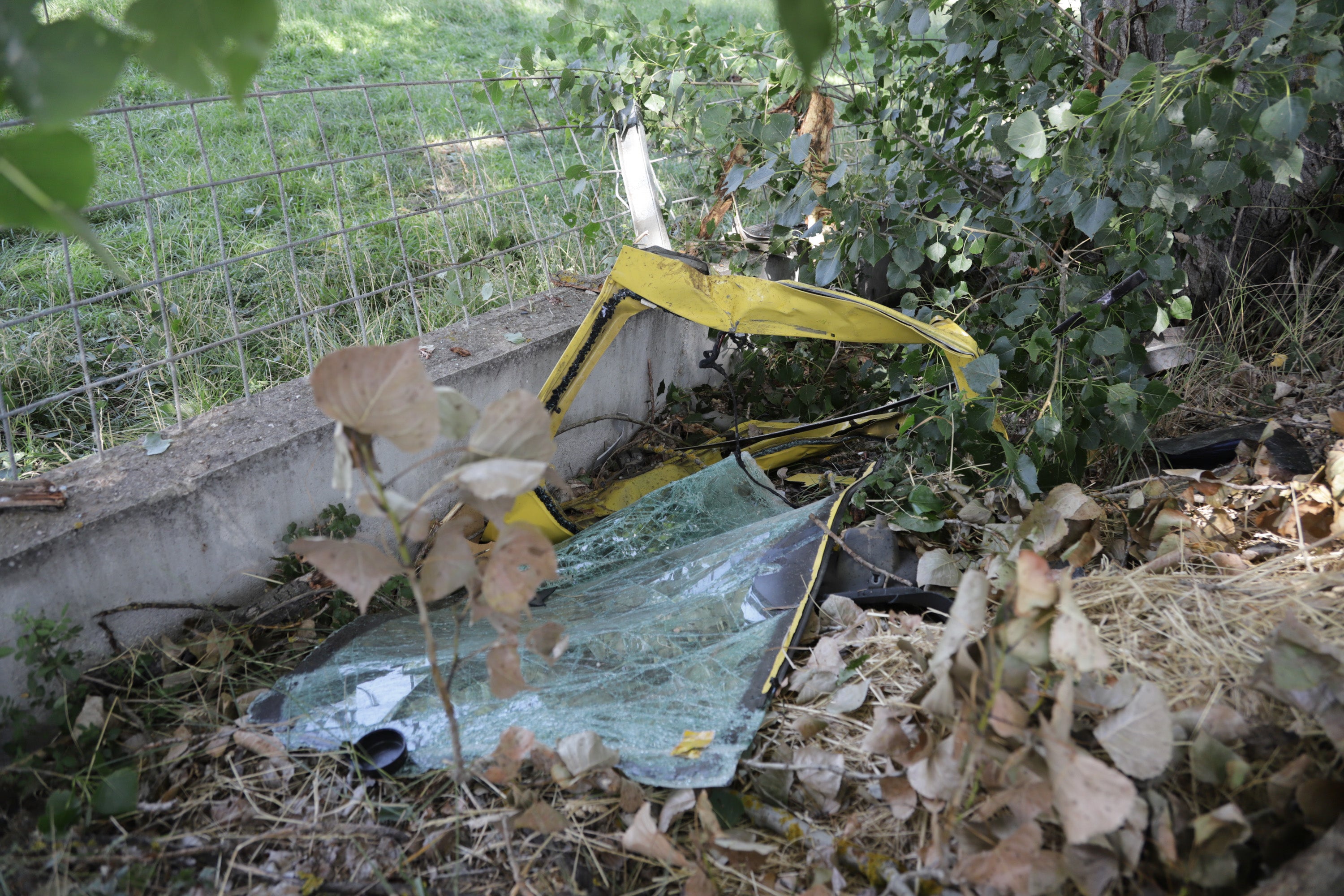 Cuatro jóvenes de Alba de Tormes han muerto este domingo en un accidente de tráfico registrado poco antes de las 7.30 horas, en la carretera DSA-130, a las afueras de la localidad salmantina de Galisancho. Además, otros dos, de la misma población, que resultaron heridos de gravedad, continúan ingresados en el Complejo Asistencial de la capital salmantina.