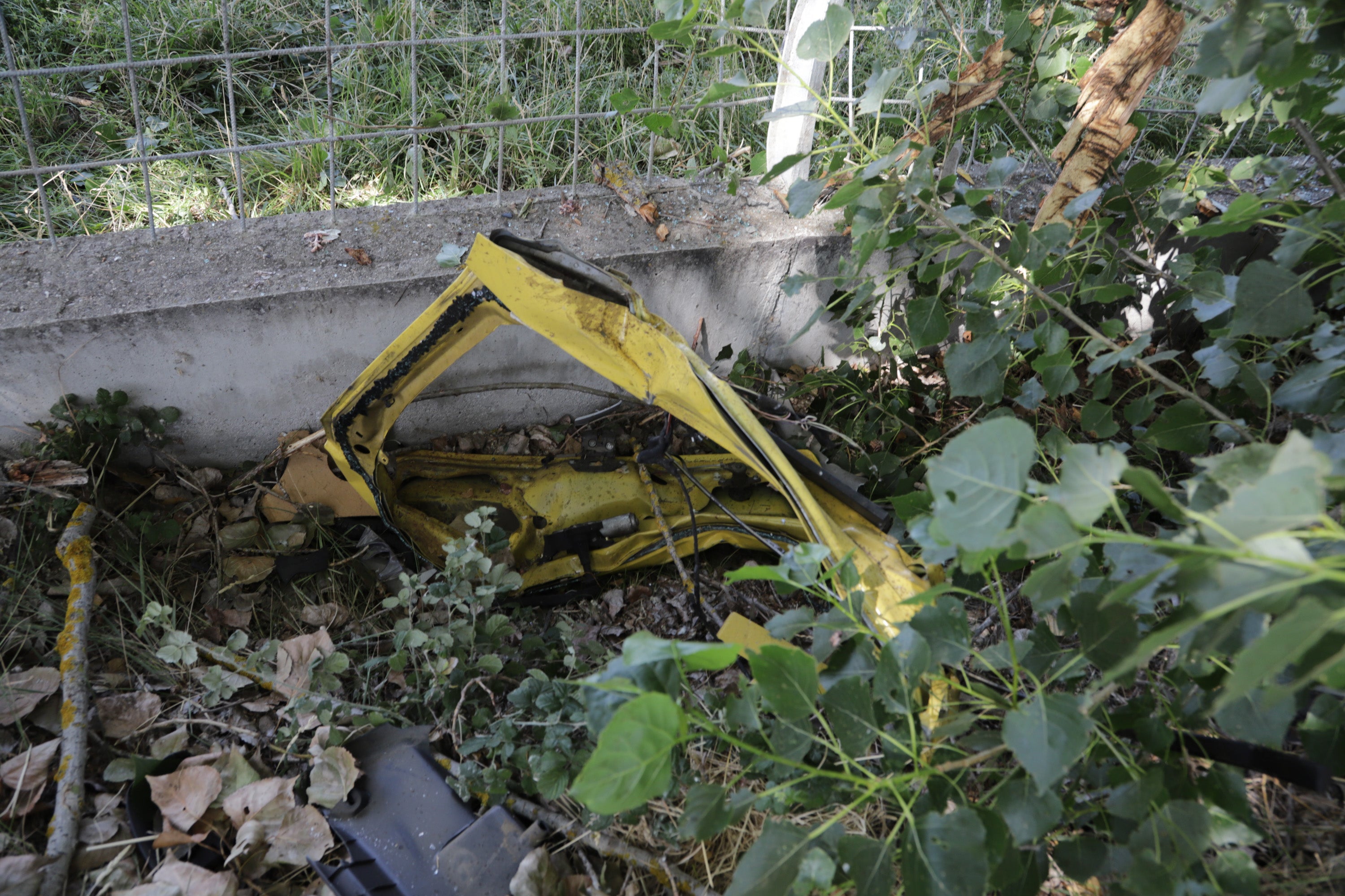 Cuatro jóvenes de Alba de Tormes han muerto este domingo en un accidente de tráfico registrado poco antes de las 7.30 horas, en la carretera DSA-130, a las afueras de la localidad salmantina de Galisancho. Además, otros dos, de la misma población, que resultaron heridos de gravedad, continúan ingresados en el Complejo Asistencial de la capital salmantina.