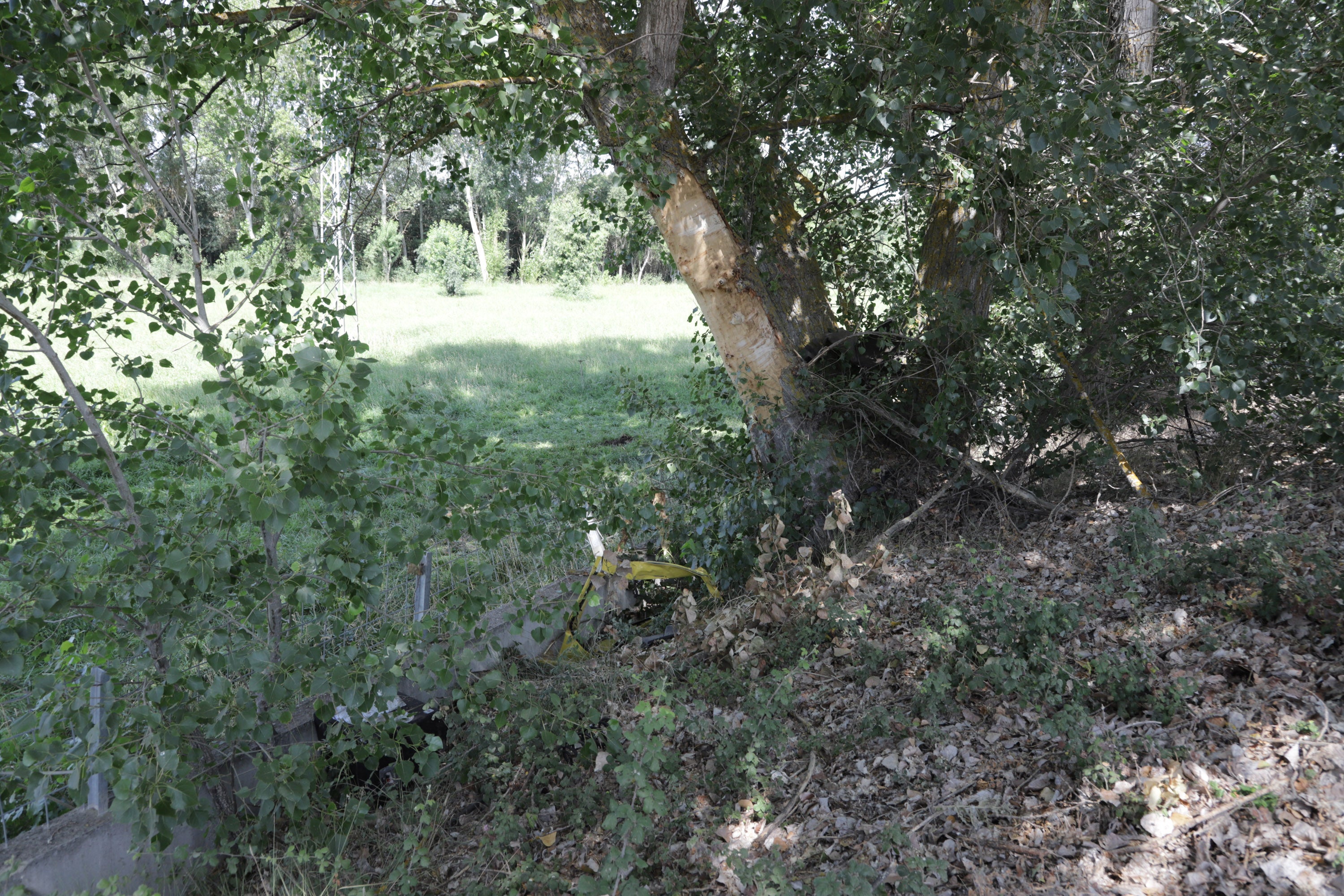 Cuatro jóvenes de Alba de Tormes han muerto este domingo en un accidente de tráfico registrado poco antes de las 7.30 horas, en la carretera DSA-130, a las afueras de la localidad salmantina de Galisancho. Además, otros dos, de la misma población, que resultaron heridos de gravedad, continúan ingresados en el Complejo Asistencial de la capital salmantina.