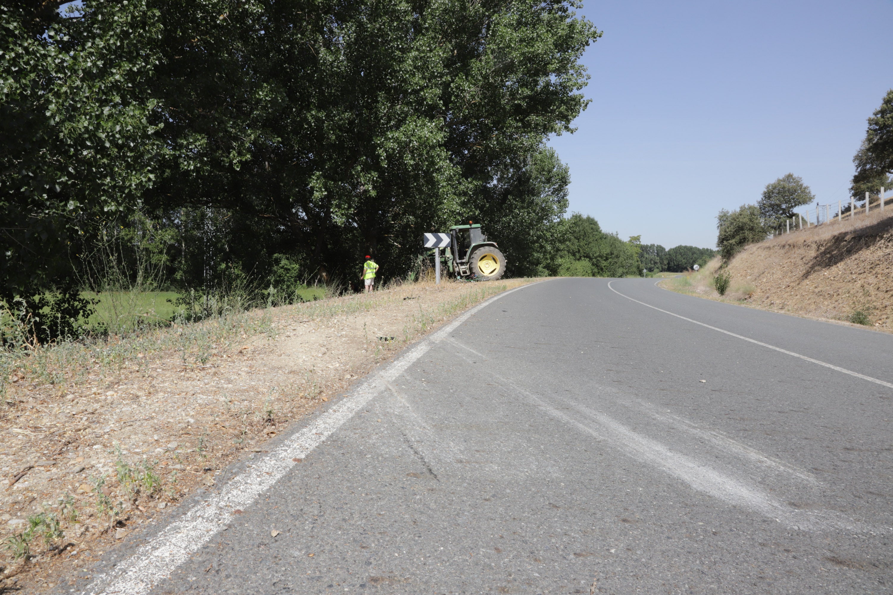 Cuatro jóvenes de Alba de Tormes han muerto este domingo en un accidente de tráfico registrado poco antes de las 7.30 horas, en la carretera DSA-130, a las afueras de la localidad salmantina de Galisancho. Además, otros dos, de la misma población, que resultaron heridos de gravedad, continúan ingresados en el Complejo Asistencial de la capital salmantina.