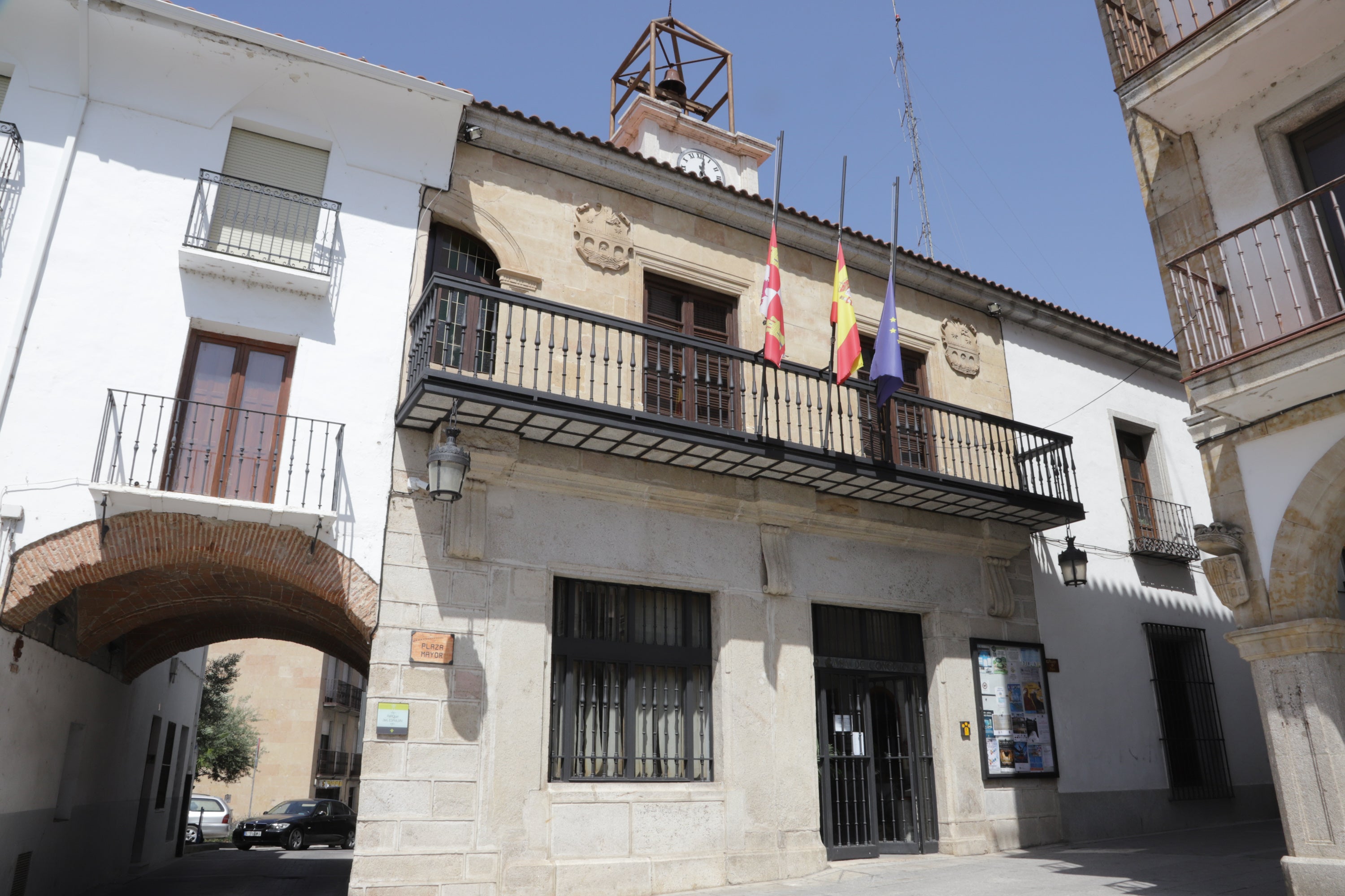 Cuatro jóvenes de Alba de Tormes han muerto este domingo en un accidente de tráfico registrado poco antes de las 7.30 horas, en la carretera DSA-130, a las afueras de la localidad salmantina de Galisancho. Además, otros dos, de la misma población, que resultaron heridos de gravedad, continúan ingresados en el Complejo Asistencial de la capital salmantina.