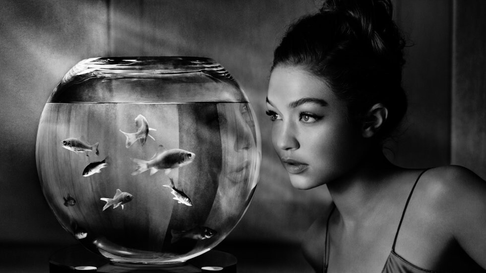 La modelo Gigi Hadid, fotografiada en blanco y negro por Albert Watson, interpreta a una mujer separada que piensa en el futuro, pero sin quitarse la sensación de soledad. 