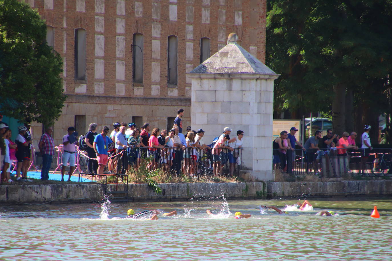 Los recorridos de natación, ciclismo y carrera a pie han discurrido exclusivamente por los caminos de sirga y las aguas de esta infraestructura simbólica de Tierra de Campos