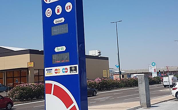 Poste de Gasexpress en la Avenida de Zamora. Enfrente, al fondo, el de Ballenoil, recién instalada. 