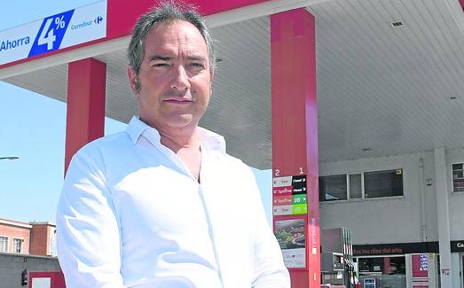 Leopoldo Herrero, junto a una gasolinera de Valladolid.