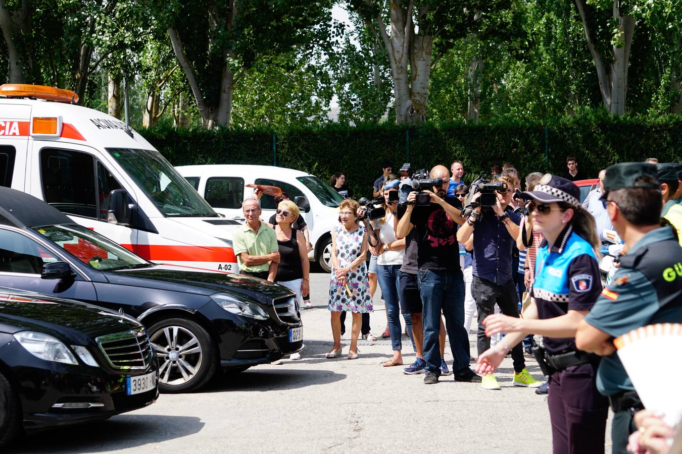 Los jóvenes regresaban de las fiestas del municipio de Santa Inés, dentro de la pedanía de Galisancho | El pabellón municipal de deportes del municipio acogió desde primera hora de la tarde del domingo la capilla ardiente con los féretros de las víctimas