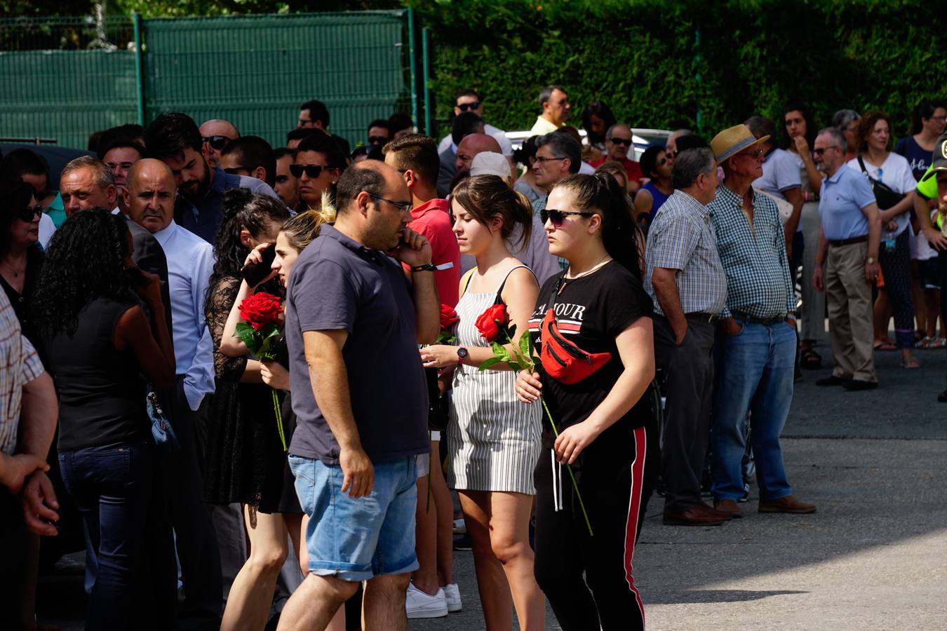 Los jóvenes regresaban de las fiestas del municipio de Santa Inés, dentro de la pedanía de Galisancho | El pabellón municipal de deportes del municipio acogió desde primera hora de la tarde del domingo la capilla ardiente con los féretros de las víctimas