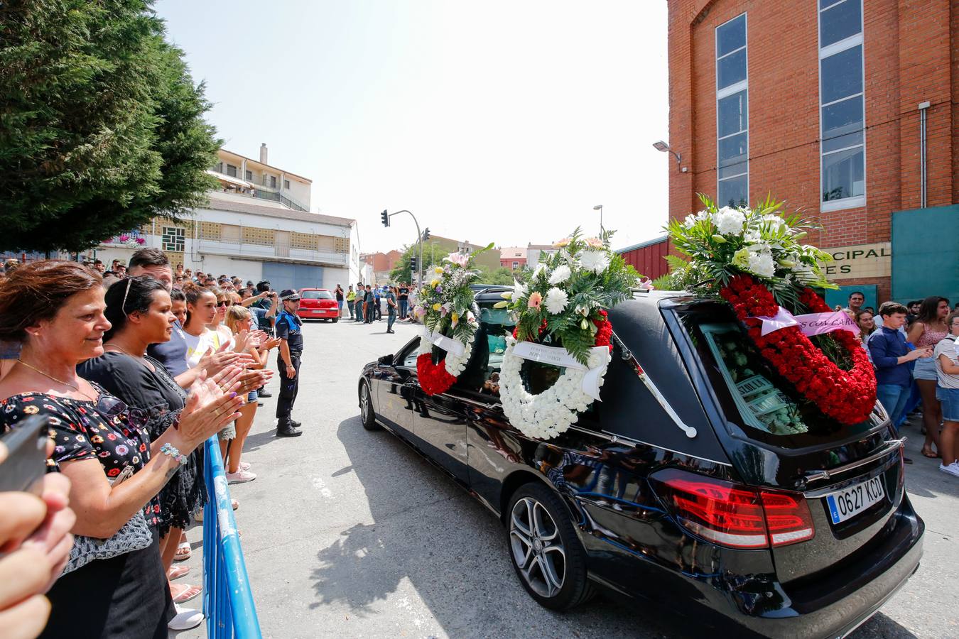 Los jóvenes regresaban de las fiestas del municipio de Santa Inés, dentro de la pedanía de Galisancho | El pabellón municipal de deportes del municipio acogió desde primera hora de la tarde del domingo la capilla ardiente con los féretros de las víctimas