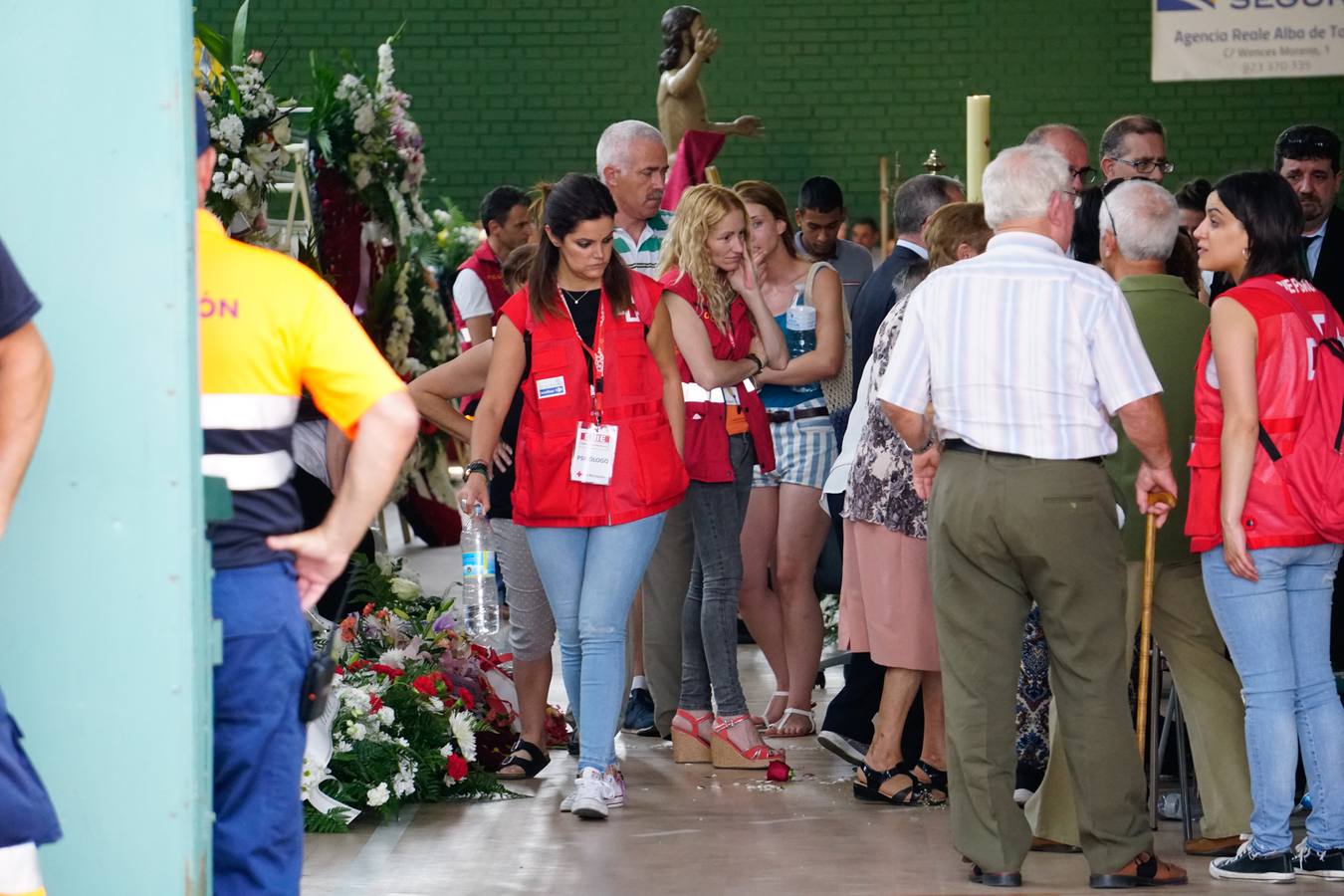 Los jóvenes regresaban de las fiestas del municipio de Santa Inés, dentro de la pedanía de Galisancho | El pabellón municipal de deportes del municipio acogió desde primera hora de la tarde del domingo la capilla ardiente con los féretros de las víctimas