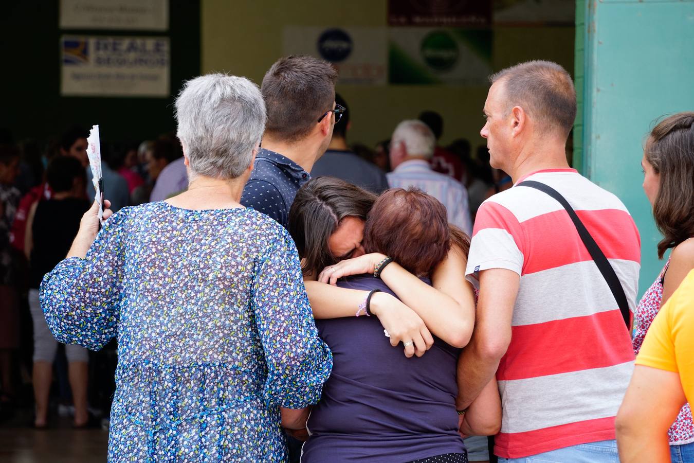 Los jóvenes regresaban de las fiestas del municipio de Santa Inés, dentro de la pedanía de Galisancho | El pabellón municipal de deportes del municipio acogió desde primera hora de la tarde del domingo la capilla ardiente con los féretros de las víctimas