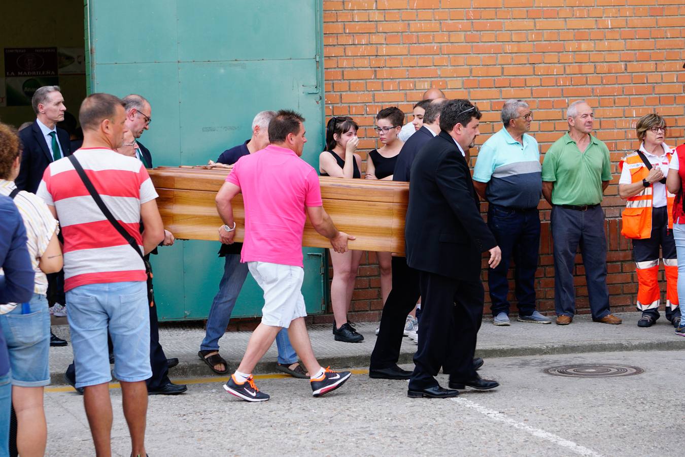 Los jóvenes regresaban de las fiestas del municipio de Santa Inés, dentro de la pedanía de Galisancho | El pabellón municipal de deportes del municipio acogió desde primera hora de la tarde del domingo la capilla ardiente con los féretros de las víctimas