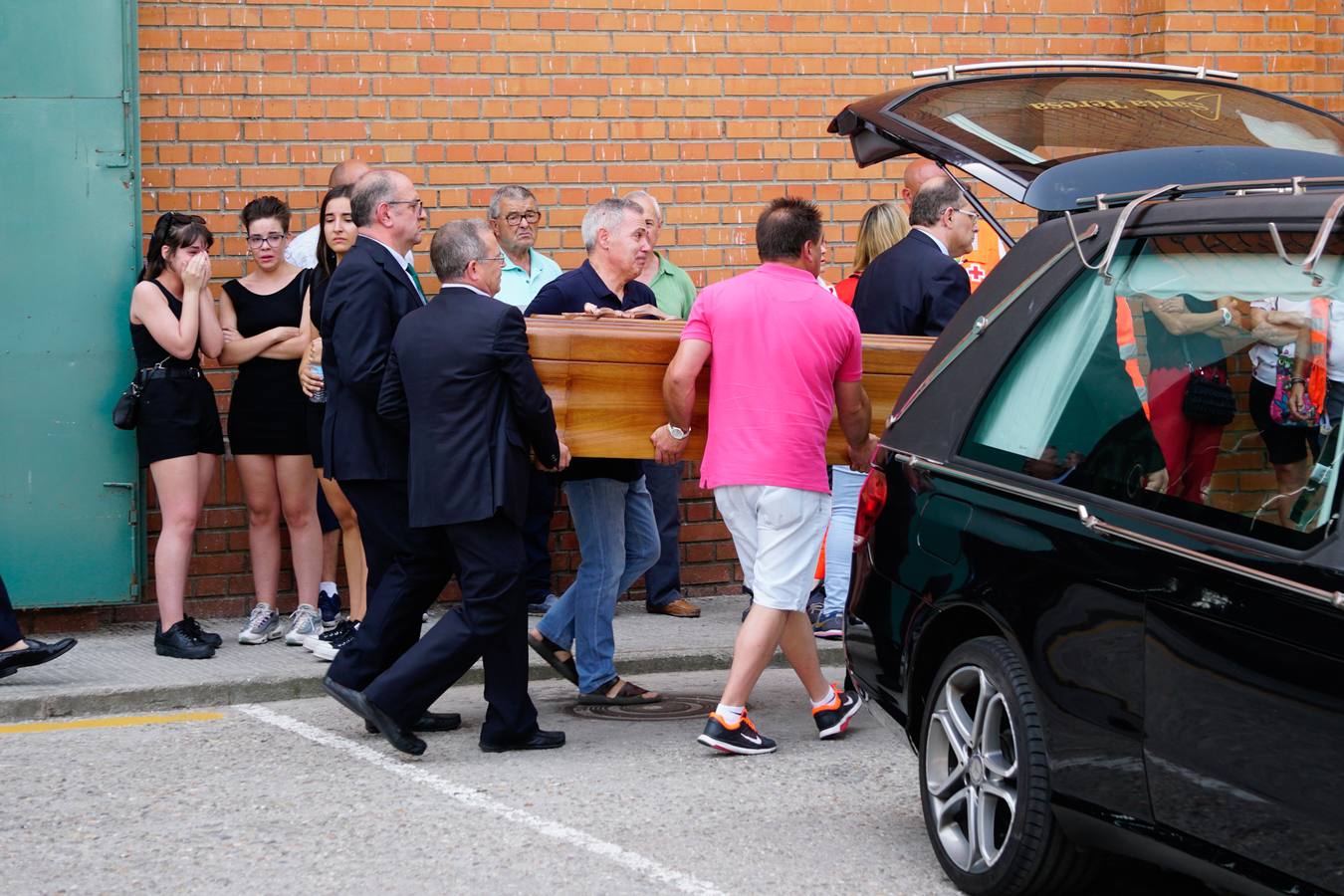 Los jóvenes regresaban de las fiestas del municipio de Santa Inés, dentro de la pedanía de Galisancho | El pabellón municipal de deportes del municipio acogió desde primera hora de la tarde del domingo la capilla ardiente con los féretros de las víctimas