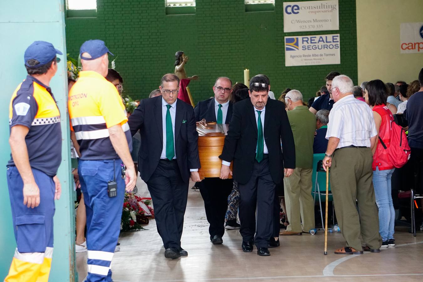 Los jóvenes regresaban de las fiestas del municipio de Santa Inés, dentro de la pedanía de Galisancho | El pabellón municipal de deportes del municipio acogió desde primera hora de la tarde del domingo la capilla ardiente con los féretros de las víctimas