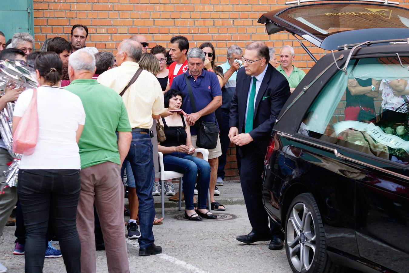 Los jóvenes regresaban de las fiestas del municipio de Santa Inés, dentro de la pedanía de Galisancho | El pabellón municipal de deportes del municipio acogió desde primera hora de la tarde del domingo la capilla ardiente con los féretros de las víctimas