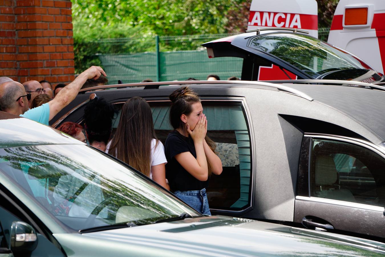 Los jóvenes regresaban de las fiestas del municipio de Santa Inés, dentro de la pedanía de Galisancho | El pabellón municipal de deportes del municipio acogió desde primera hora de la tarde del domingo la capilla ardiente con los féretros de las víctimas
