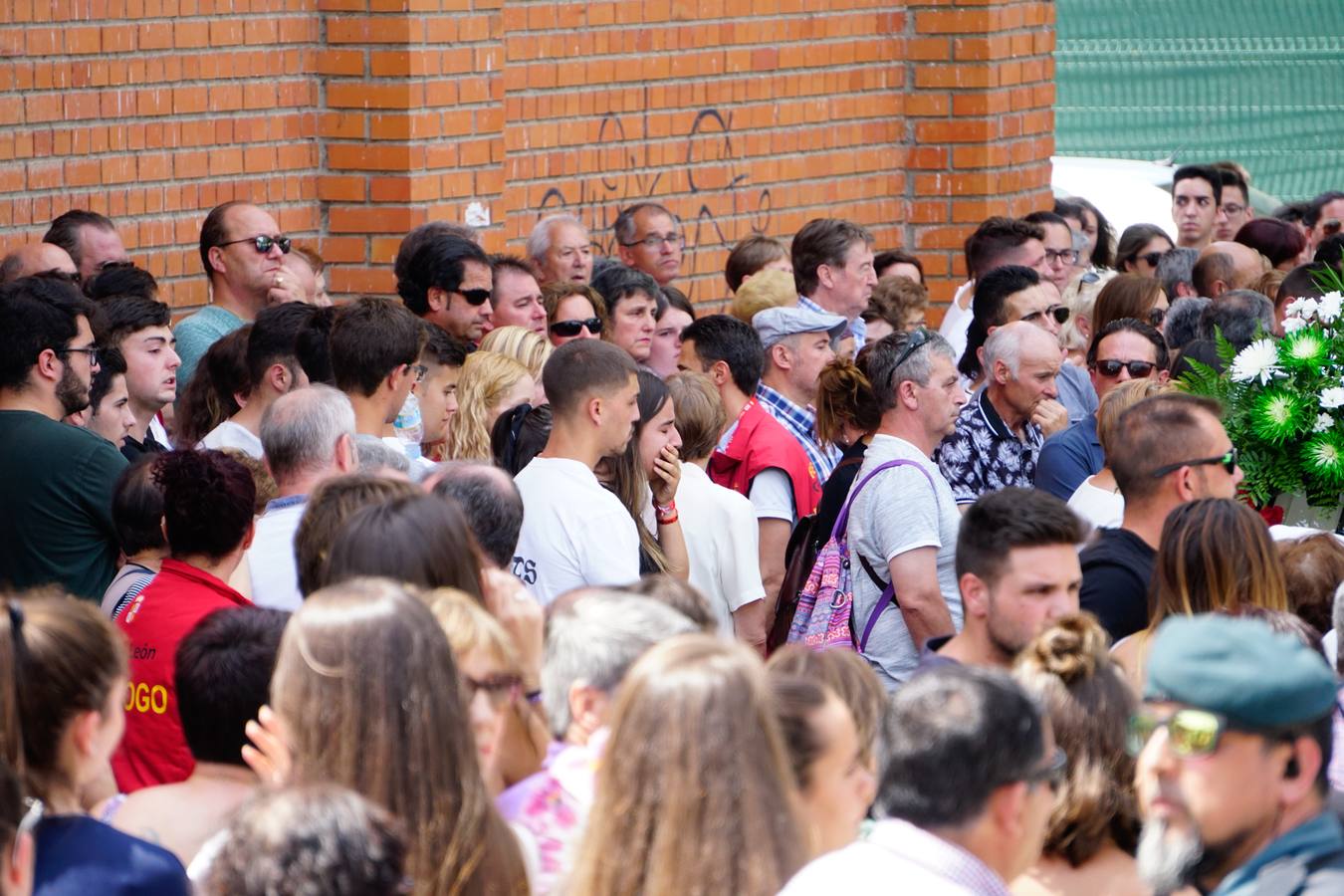 Los jóvenes regresaban de las fiestas del municipio de Santa Inés, dentro de la pedanía de Galisancho | El pabellón municipal de deportes del municipio acogió desde primera hora de la tarde del domingo la capilla ardiente con los féretros de las víctimas