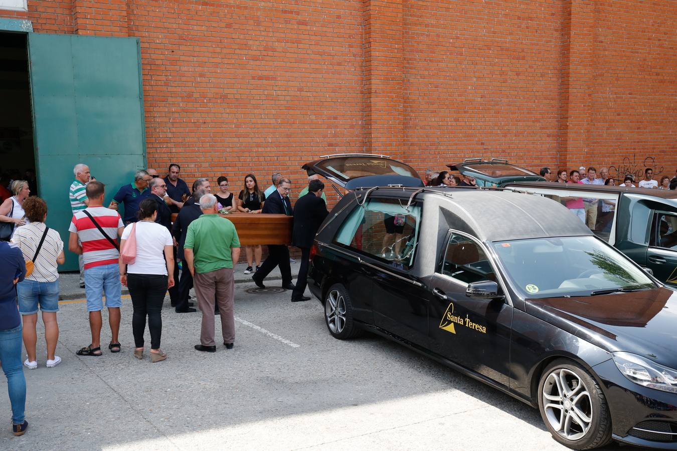 Los jóvenes regresaban de las fiestas del municipio de Santa Inés, dentro de la pedanía de Galisancho | El pabellón municipal de deportes del municipio acogió desde primera hora de la tarde del domingo la capilla ardiente con los féretros de las víctimas