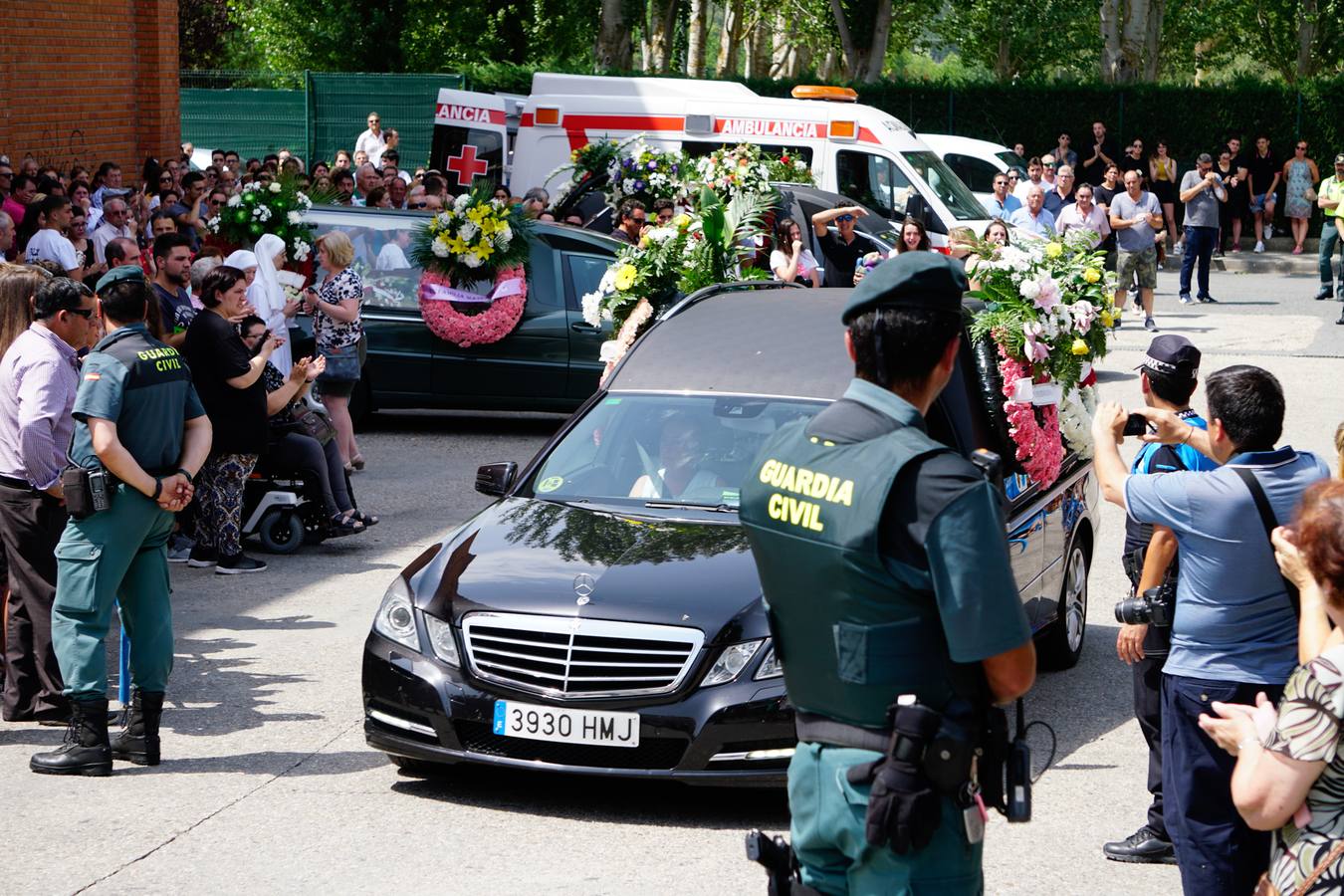 Los jóvenes regresaban de las fiestas del municipio de Santa Inés, dentro de la pedanía de Galisancho | El pabellón municipal de deportes del municipio acogió desde primera hora de la tarde del domingo la capilla ardiente con los féretros de las víctimas