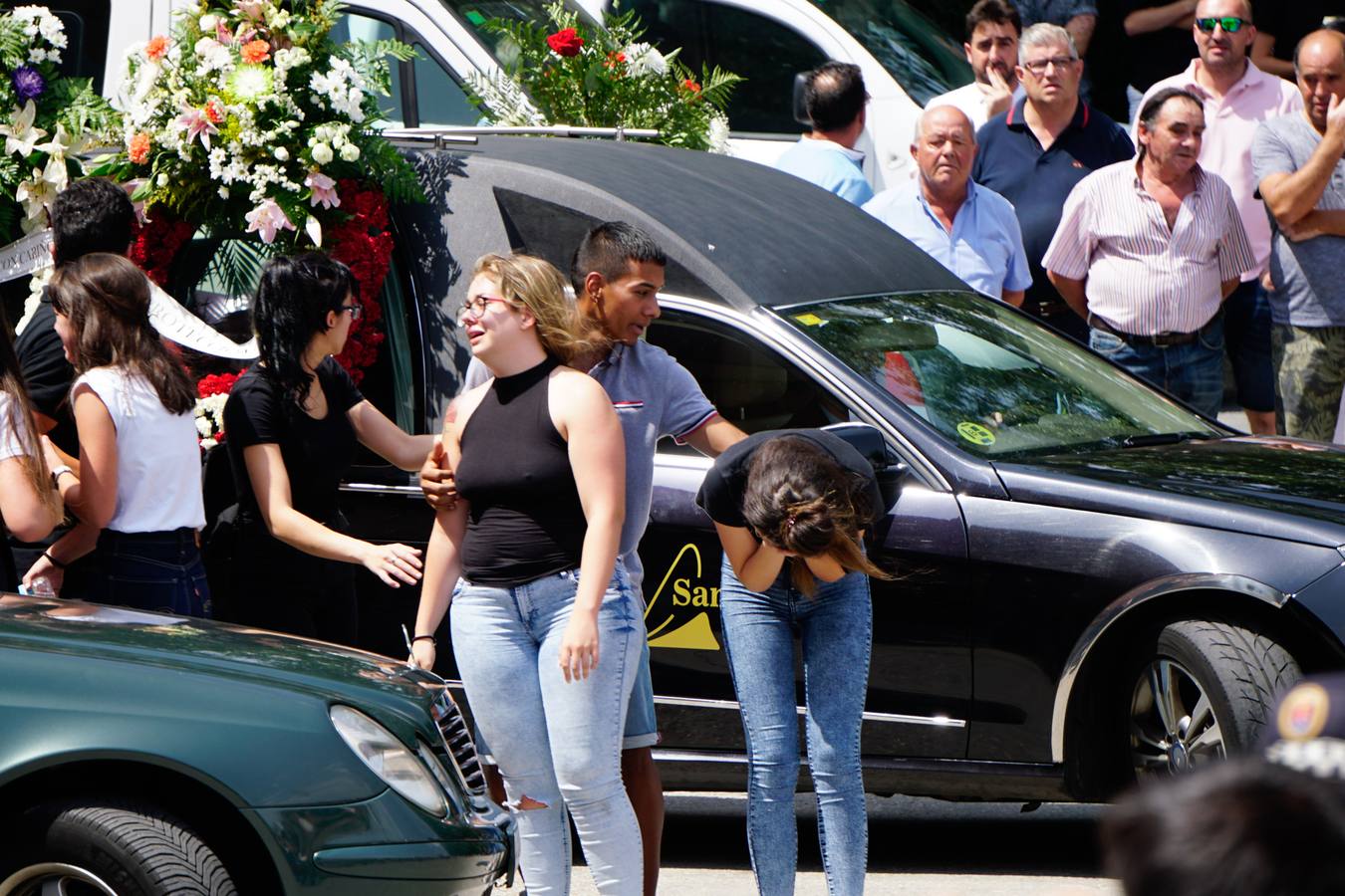 Los jóvenes regresaban de las fiestas del municipio de Santa Inés, dentro de la pedanía de Galisancho | El pabellón municipal de deportes del municipio acogió desde primera hora de la tarde del domingo la capilla ardiente con los féretros de las víctimas