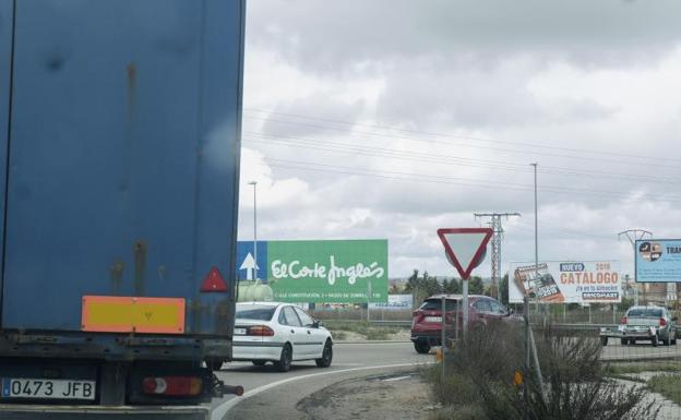 Rotonda de salida de los talleres que da la carretera de Soria y la VA-30. 