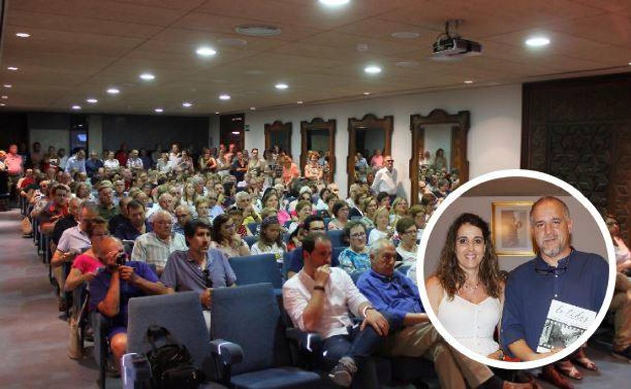 El salón de actos del Ayuntamiento riosecano se llenó con motivo de la presentación del libro. En la imagen pequeña, Virginia Asensio y Fernando Fradejas posan junto al libro. 