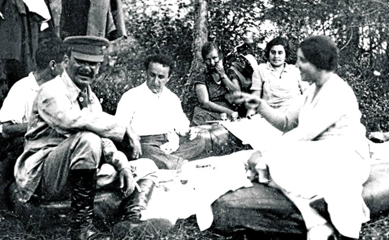 Josef Stalin, acompañado por familiares en una comida campestre.