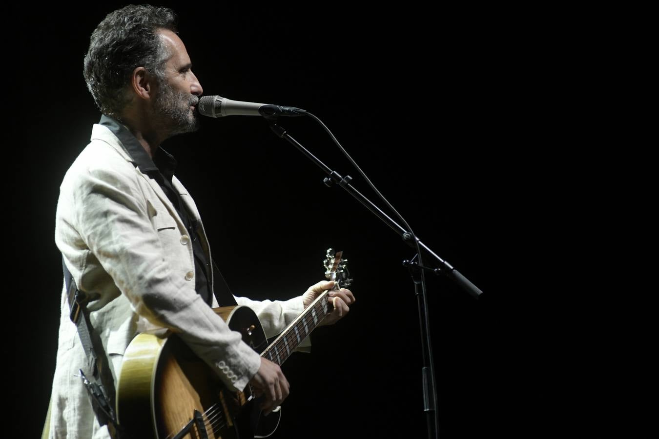 El cantautor interpreta sus temas más clásicos ante un auditorio al completo.