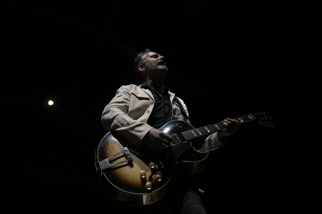 El cantautor interpreta sus temas más clásicos ante un auditorio al completo.