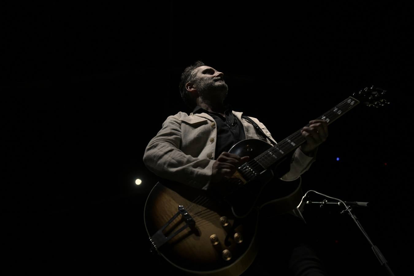 El cantautor interpreta sus temas más clásicos ante un auditorio al completo.