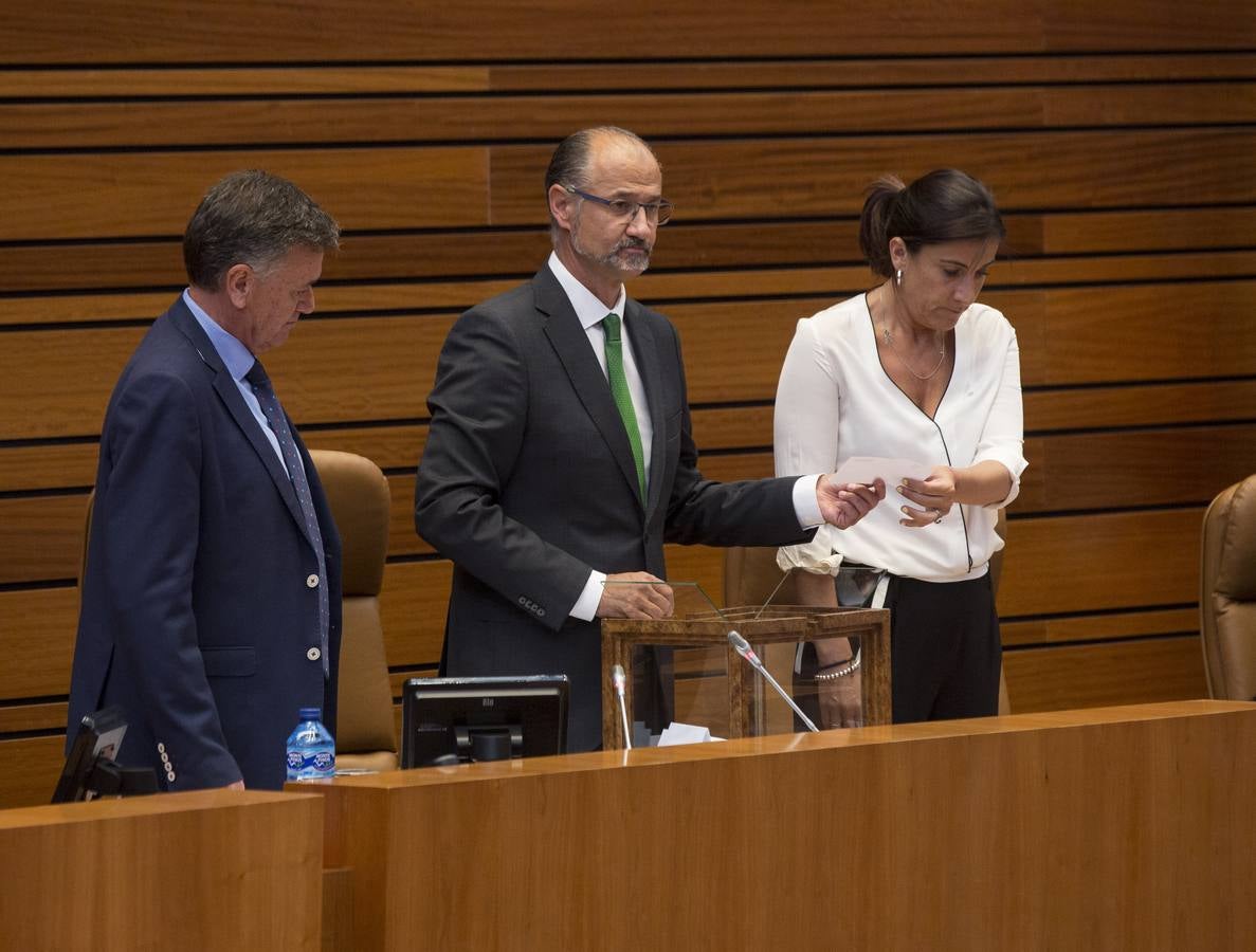 Los votos a favor de PP y Ciudadanos han convertido al vitoriano Javier Maroto en nuevo senador autonómico por Castilla y León | El vicesecretario de Organización del PP (sin vinculación anterior con la comunidad) ha sido elegido como miembro de la Cámara Alta, junto con los socialistas Teresa López y Fran Díaz, en una votación conjunta, no exenta de polémica.