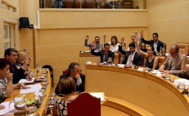 Votación durante la sesión extraordinaria del pleno del Ayuntamiento de Segovia tras la constitución de la nueva corporación. 