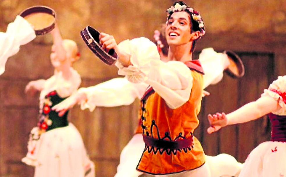 Cuerpo de baile. Jesús Arroyo, durante una actuación junto a otros bailarines de la compañía rusa Mariinsky.