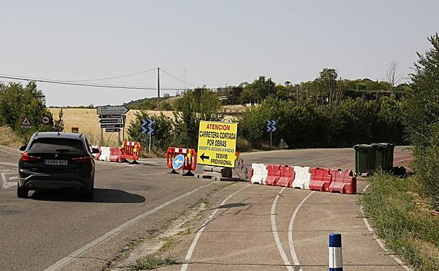 Desvío de la carretera PP-9901 por las obras del carril bici. 