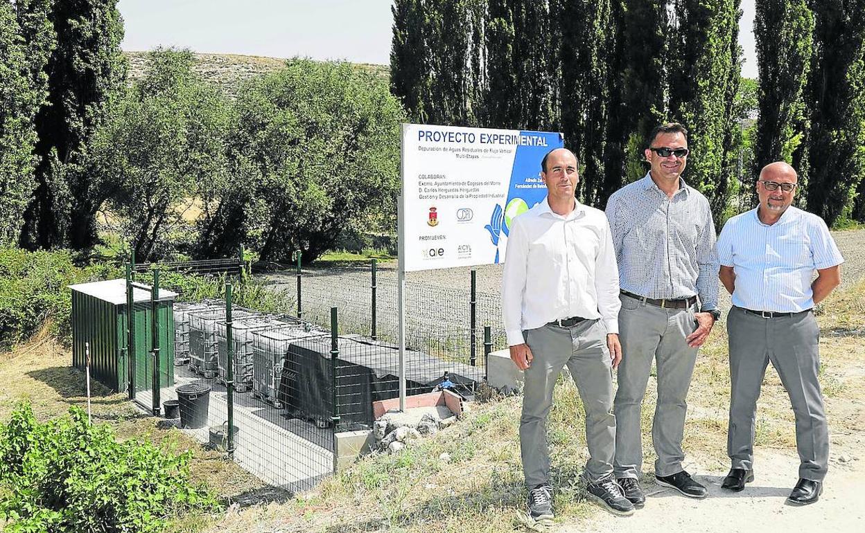 Alfredo Zufiaur, Fernando Esteban y Eduardo Villacé, en la planta de experimentación de depuración.