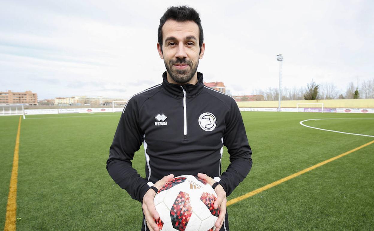 Cristian Portilla posa un balón en el Reina Sofía para El Norte de Castilla.