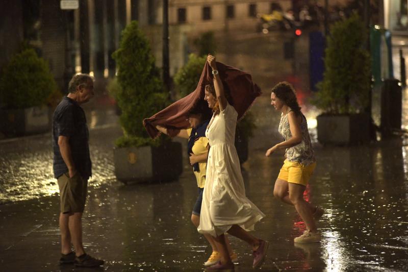 El cielo se tornó negro pasadas las diez de la noche del martes y, durante unos minutos, en los que llovió con mucha intensidad, se sucedieron los truenos, relámpagos y rayos en Valladolid.