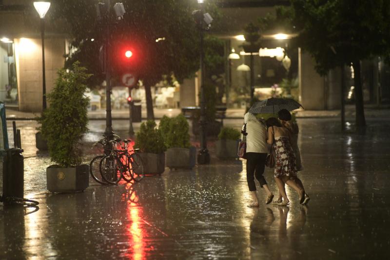 El cielo se tornó negro pasadas las diez de la noche del martes y, durante unos minutos, en los que llovió con mucha intensidad, se sucedieron los truenos, relámpagos y rayos en Valladolid.