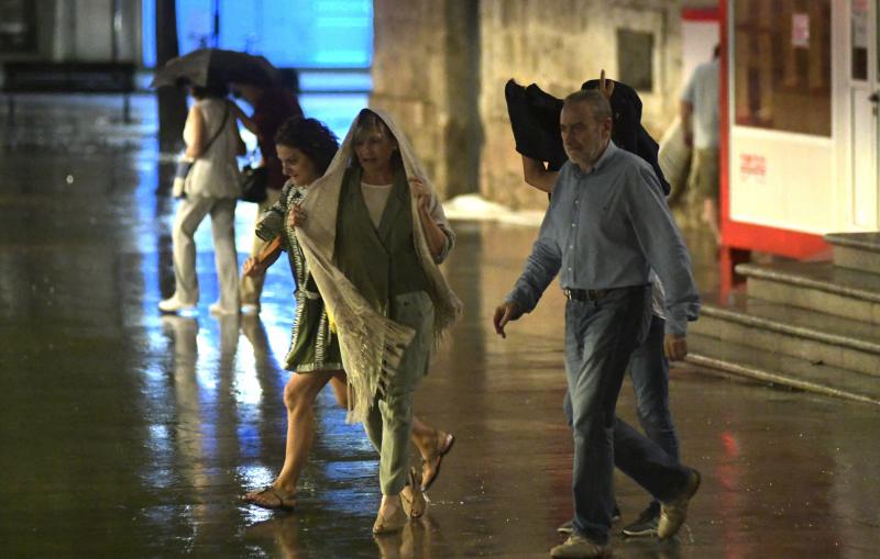 El cielo se tornó negro pasadas las diez de la noche del martes y, durante unos minutos, en los que llovió con mucha intensidad, se sucedieron los truenos, relámpagos y rayos en Valladolid.