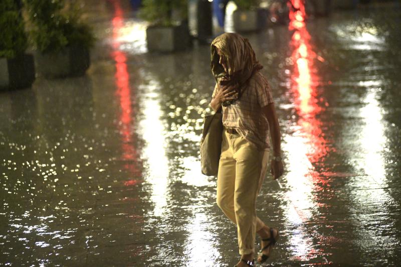 El cielo se tornó negro pasadas las diez de la noche del martes y, durante unos minutos, en los que llovió con mucha intensidad, se sucedieron los truenos, relámpagos y rayos en Valladolid.