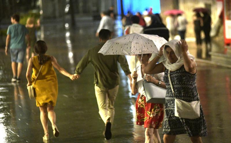 El cielo se tornó negro pasadas las diez de la noche del martes y, durante unos minutos, en los que llovió con mucha intensidad, se sucedieron los truenos, relámpagos y rayos en Valladolid.