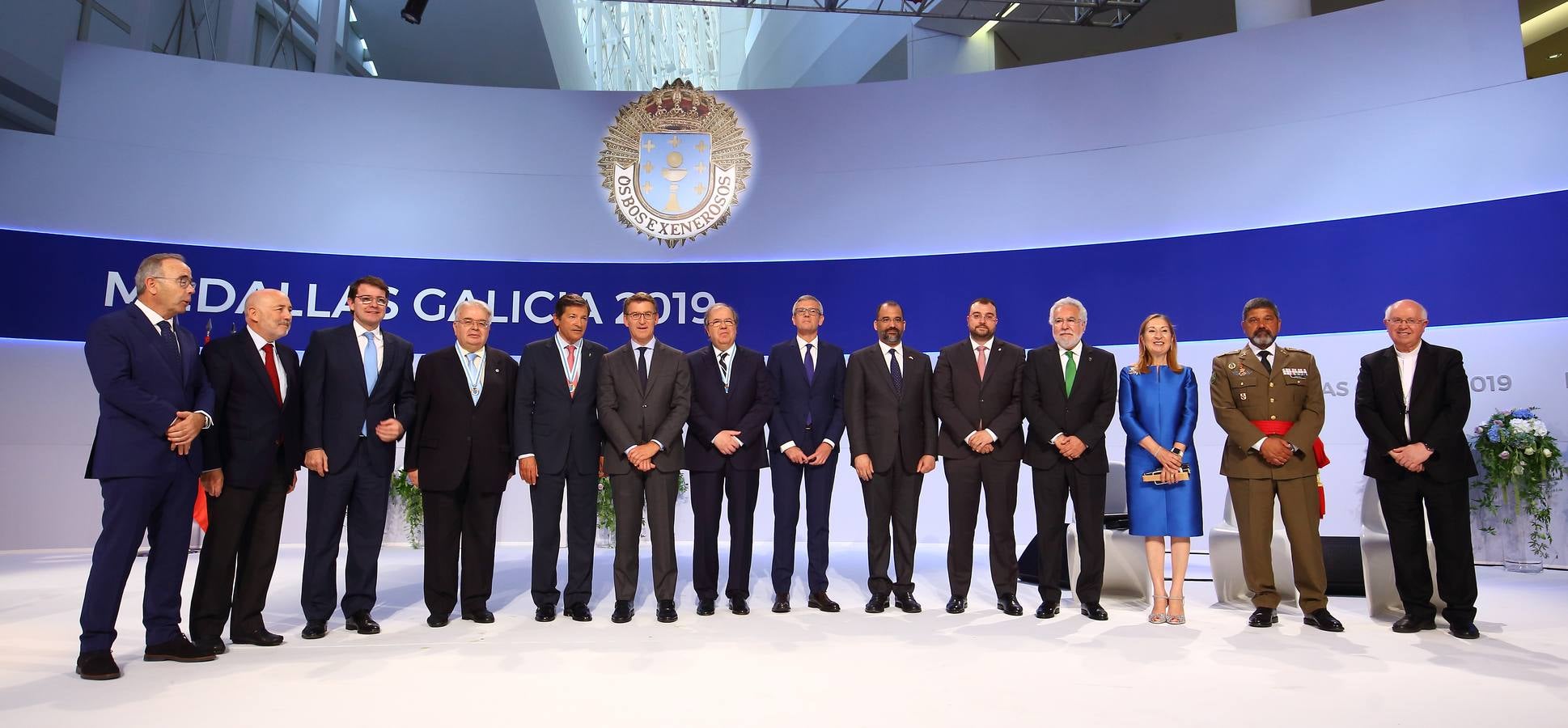 Foto de familia de las autoridades asistentes a la entrega de la Medalla de Oro a los expresidentes de la Junta de Castilla y León, Juan Vicente Herrera, y del Principado de Asturias, Javier Fernández.