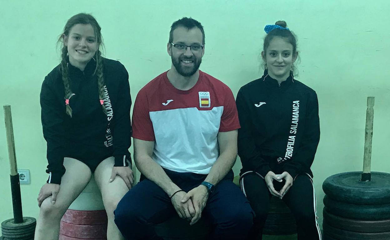 Las hermanas García Rincón junto a su entrenador Francisco Javier Flores. 