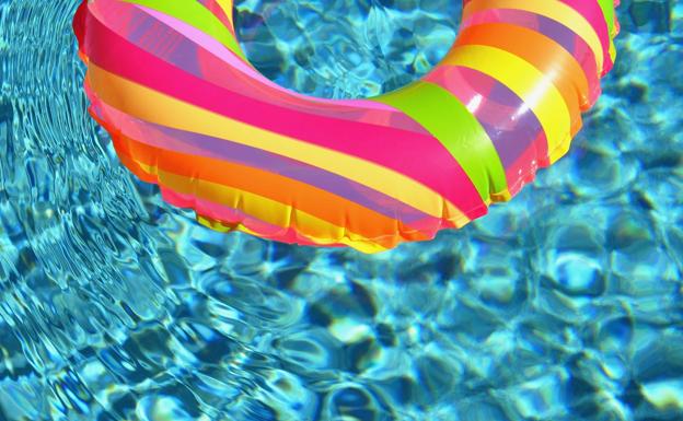 Flotador en una piscina.