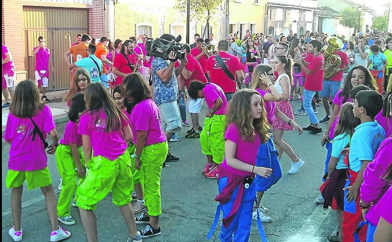 Desfile de las peñas de Megeces el pasado año.