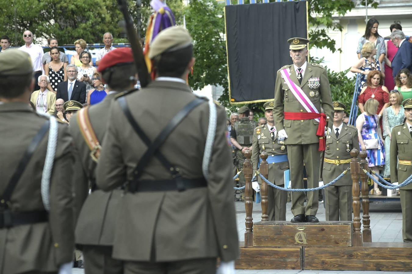La Guardia Real y militares de Farnesio, Villaviciosa y la Academia salen a la Acera de Recoletos